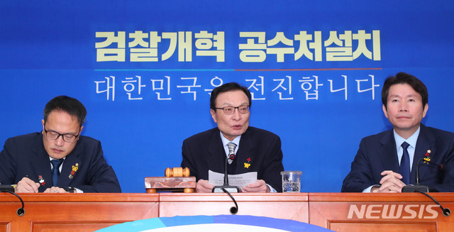 [서울=뉴시스] 장세영 기자 = 이해찬(가운데) 더불어민주당 대표가 30일 서울 여의도 국회에서 열린 더불어민주당 최고위원회에서 현안관련 발언을 하고 있다. 2019.12.30.&nbsp; photothink@newsis.com