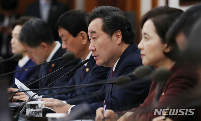 [서울=뉴시스] 김진아 기자 = 이낙연 국무총리가 30일 서울 종로구 정부서울청사에서 열린 국무회의에서 발언을 하고 있다. 2019.12.30.&nbsp; bluesoda@newsis.com