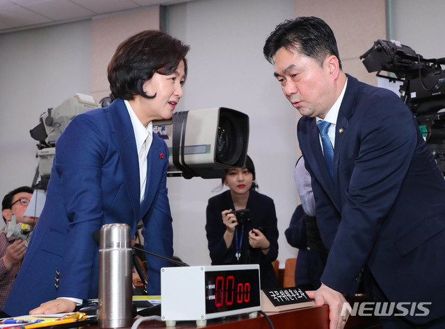 [서울=뉴시스] 장세영 기자 = 추미애 법무부장관 후보자가 30일 서울 여의도 국회 법제사법위원회 회의장에서 열린 법무부장관 후보자 인사청문회에 출석해 김종민 더불어민주당 의원과 대화를 하고 있다. 2019.12.30.&nbsp; photothink@newsis.com 