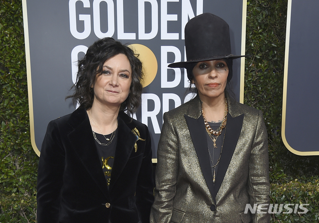 [로스앤젤레스=AP/뉴시스] 할리우드 배우 사라 길버트가 27일(현지시간) 미국 로스앤젤레스에 있는 법원에 미국 작곡가이자 동성 연인 린다 페리와의 이혼 서류를 제출했다. 1월˅ 6일1월6일 미국 캘리포니아주 베벌리 힐스에서 열린 제76회 골든글로브 상에어워즈에 참석한 길버트(왼쪽)와 페리. 2019.12.30.