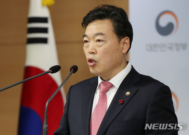 [서울=뉴시스] 김진아 기자 = 김오수 법무부 장관 직무대행이 30일 서울 종로구 정부서울청사에서 2020년 신년 특별사면 발표를 하고 있다. 정부는 일반형사범, 양심적 병역거부 사범, 특별배려 수형자, 선거사범 등 5,174명에 대한 특별사면을 단행한다. 2019.12.30.&nbsp; bluesoda@newsis.com