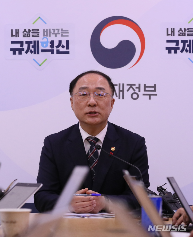 [세종=뉴시스]강종민 기자 = 홍남기 경제부총리 겸 기획재정부 장관이 30일 오전 정부세종청사에서 열린 송년 기자간담회에서 부동산 정책 등에 대해 설명하고 있다. 2019.12.30.&nbsp; ppkjm@newsis.com