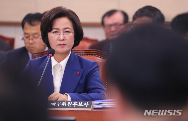 [서울=뉴시스] 장세영 기자 = 추미애 법무부장관 후보자가 30일 서울 여의도 국회 법제사법위원회 회의장에서 열린 법무부장관 후보자 인사청문회에 출석해 의원 질의를 듣고 있다. 2019.12.30.&nbsp; photothink@newsis.com