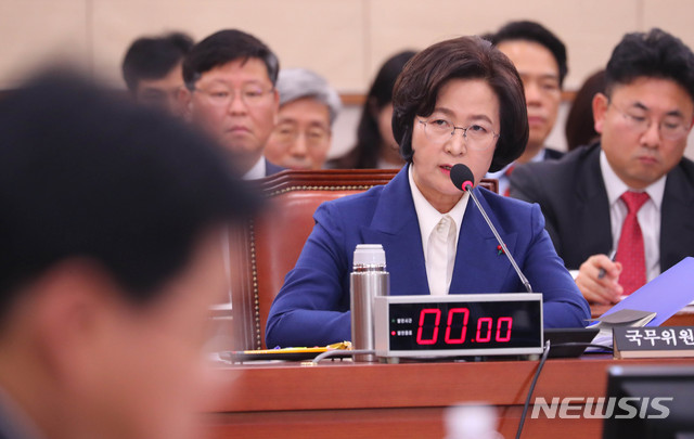 [서울=뉴시스] 장세영 기자 = 추미애 법무부장관 후보자가 30일 서울 여의도 국회 법제사법위원회 회의장에서 열린 법무부장관 후보자 인사청문회에 출석해 의원 질의에 답하고 있다. 2019.12.30.&nbsp; photothink@newsis.com