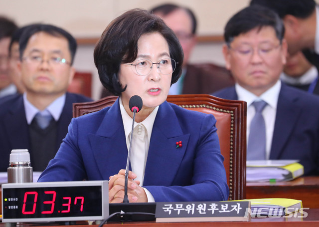 [서울=뉴시스] 장세영 기자 = 추미애 법무부장관 후보자가 30일 서울 여의도 국회 법제사법위원회 회의장에서 열린 법무부장관 후보자 인사청문회에 출석해 의원 질의에 답하고 있다. 2019.12.30.&nbsp; photothink@newsis.com