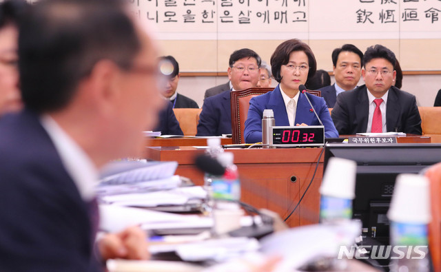 [서울=뉴시스] 장세영 기자 = 추미애 법무부장관 후보자가 30일 서울 여의도 국회 법제사법위원회 회의장에서 열린 법무부장관 후보자 인사청문회에 출석해 의원 질의를 듣고 있다. 2019.12.30.&nbsp; photothink@newsis.com