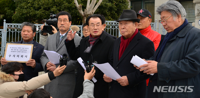 [광주=뉴시스]변재훈 기자 = 5·18기념재단과 5·18유족회·부상자회·구속부상자회 등 오월 3단체가 30일 광주 동구 광주지검 앞에서 기자회견을 열고 최근 옛 광주교도소에서 발굴된 신원 미상 유골 40여 구와 관련 검찰 수사를 촉구하고 있다. 2019.12.30.&nbsp; wisdom21@newsis.com