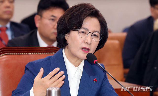 [서울=뉴시스]지난달 30일 국회 인사청문회에서 추미애 법무부장관 후보자가 답변하고 있는 모습. (사진=뉴시스DB). 2019.12.30
