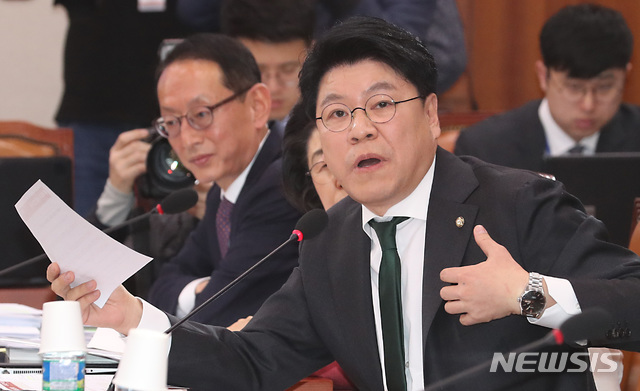 [서울=뉴시스] 이종철 기자 = 장제원 자유한국당 의원이 30일 오후 서울 여의도 국회에서 열린 추미애 법무부장관 후보자 인사청문회에서 질의를 하고 있다. 2019.12.30.jc4321@newsis.com
