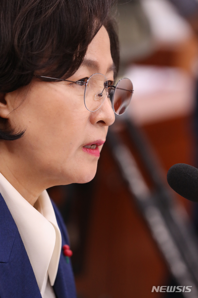 [서울=뉴시스]김명원 기자 = 추미애 법무부장관 후보자가 30일 오후 서울 여의도 국회 법제사법위원회에서 열린 법무부장관 후보자 인사청문회에 참석해 의원들의 질의에 답하고 있다. 2019.12.30.&nbsp; kmx1105@newsis.com