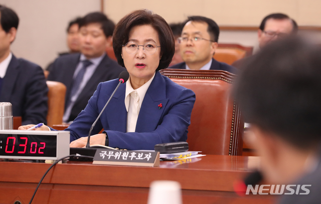[서울=뉴시스]김명원 기자 = 추미애 법무부장관 후보자가 30일 오후 서울 여의도 국회 법제사법위원회에서 열린 법무부장관 후보자 인사청문회에 참석해 의원들의 질의에 답하고 있다. 2019.12.30.&nbsp; kmx1105@newsis.com 