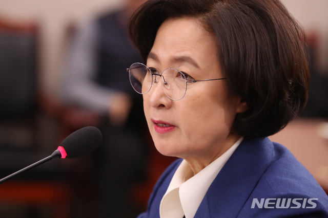 [서울=뉴시스]김명원 기자 = 추미애 법무부장관 후보자가 30일 오후 서울 여의도 국회 법제사법위원회에서 열린 법무부장관 후보자 인사청문회에 참석해 의원들의 질의에 답하고 있다. 2019.12.30.&nbsp; kmx1105@newsis.com