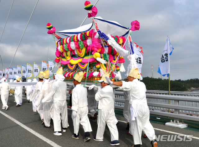 [나주=뉴시스]이창우 기자 = 사진은 과거 전남지역을 중심으로 장례를 거행할 때 무덤까지 망자를 옮기는 도구로 사용했던 꽃상여. (사진=허북구 작가 제공) 2019.12.30.  photo@newsis.com