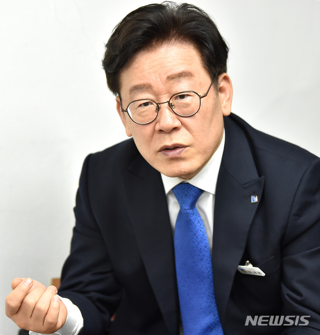 [수원=뉴시스] 김종택 기자 = 이재명 경기도지사가 30일 오후 경기 수원시 팔달구 경기도청 기자실에서 인터뷰를 하고 있다. 2019.12.30. semail3778@naver.com