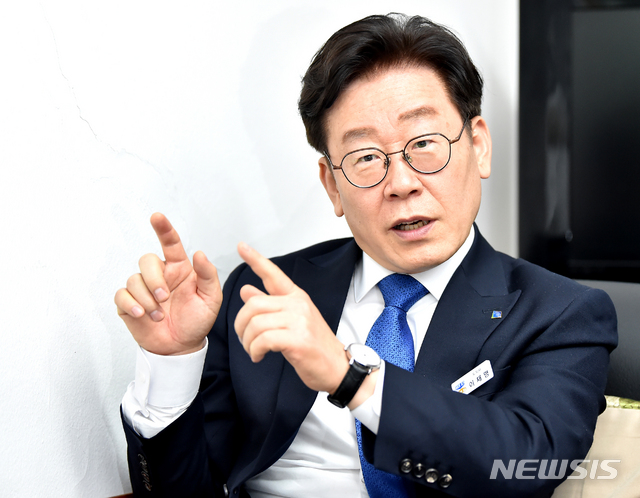 [수원=뉴시스] 김종택 기자 = 이재명 경기도지사가 30일 오후 경기 수원시 팔달구 경기도청 기자실에서 인터뷰를 하고 있다. 2019.12.30.semail3778@naver.com