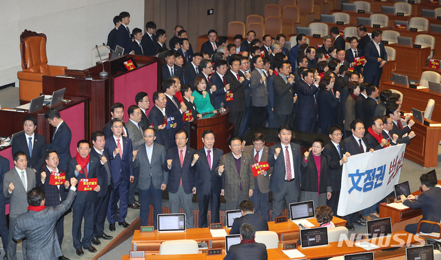 [서울=뉴시스] 이종철 기자 = 자유한국당 의원들이 30일 오후 서울 여의도 국회 본회의장 의장석을 포위하고 공수처법 반대 구호를 외치고 있다. 2019.12.30.jc4321@newsis.com