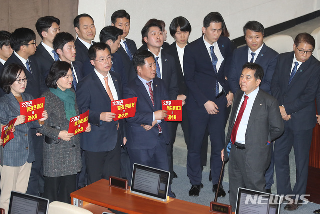 [서울=뉴시스] 이종철 기자 = 심재철 자유한국당 원내대표가 30일 오후 서울 여의도 국회 본회의장에서 공수처법에 반대하며 의장석 입구를 막고 있다. 2019.12.30.jc4321@newsis.com