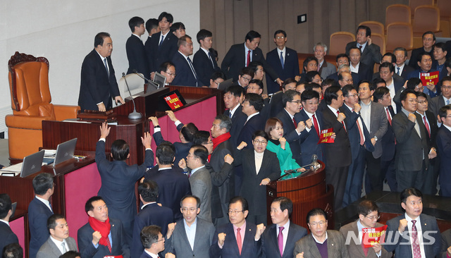 [서울=뉴시스] 이종철 기자 = 문희상 국회의장이 자유한국당 의원들의 강한 반발에도 불구하고 30일 오후 서울 여의도 국회 본회의장에서 회의 시작을 하고 있다. 2019.12.30.jc4321@newsis.com