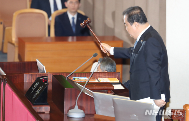 [서울=뉴시스]김명원 기자 = 문희상 국회의장이 30일 오후 서울 여의도 국회 본회의장에서 '고위공직자범죄수사처 설치법안(일명 공수처법)'에 대해 가결하고 있다.  2019.12.30. kmx1105@newsis.com