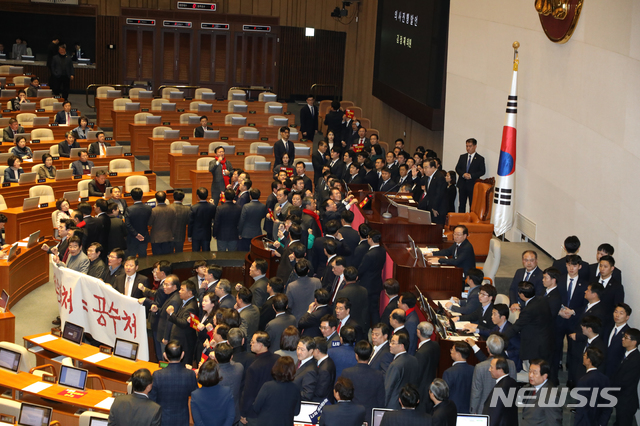 [서울=뉴시스]김명원 기자 = 문희상 국회의장이 30일 오후 서울 여의도 국회 본회의장에서 '고위공직자범죄수사처 설치법안(일명 공수처법)' 및 표결 방법에 대한 자유한국당의 반대에도 회의를 진행하고 있다.  2019.12.30. kmx1105@newsis.com