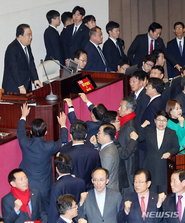 [서울=뉴시스] 이종철 기자 = 문희상 국회의장이 자유한국당 의원들의 강한 반발에도 불구하고 30일 오후 서울 여의도 국회 본회의장에서 회의를 진행하고 있다. 2019.12.30.jc4321@newsis.com