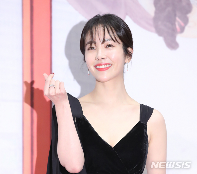 [서울=뉴시스]조수정 기자 = 2019 MBC 연기대상 시상식이 열린 30일 오후 서울 상암동 MBC미디어센터에서 '봄밤' 배우 한지민이 레드카펫으로 들어서며 인사하고 있다. 2019.12.30. chocrystal@newsis.com