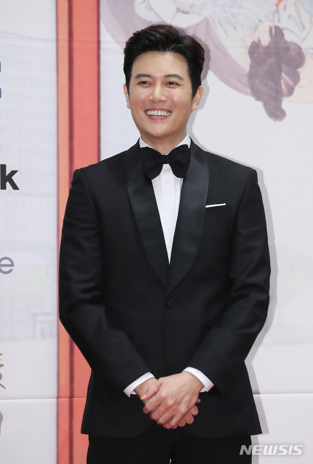 [서울=뉴시스]조수정 기자 = 2019 MBC 연기대상 시상식이 열린 30일 오후 서울 상암동 MBC미디어센터에서 '용왕님 보우하사' 배우 재희가 레드카펫으로 들어서며 인사하고 있다. 2019.12.30. chocrystal@newsis.com