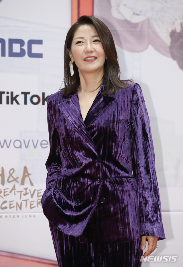 [서울=뉴시스]조수정 기자 = 2019 MBC 연기대상 시상식이 열린 30일 오후 서울 상암동 MBC미디어센터에서 '더 뱅커' 배우 서이숙이 레드카펫으로 들어서며 인사하고 있다. 2019.12.30. chocrystal@newsis.com