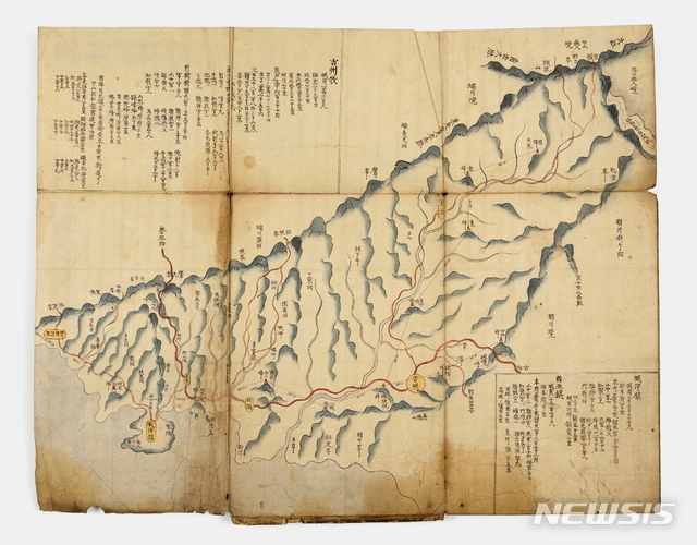[서울=뉴시스] 조선시대 관북지방인 함경도 마을과 군사적 요충지를 총 13면에 걸쳐 그린 지도집인 관북여지도 중 1면 길주목.(사진=문화재청 제공) 2019.12.31 photo@newsis.com