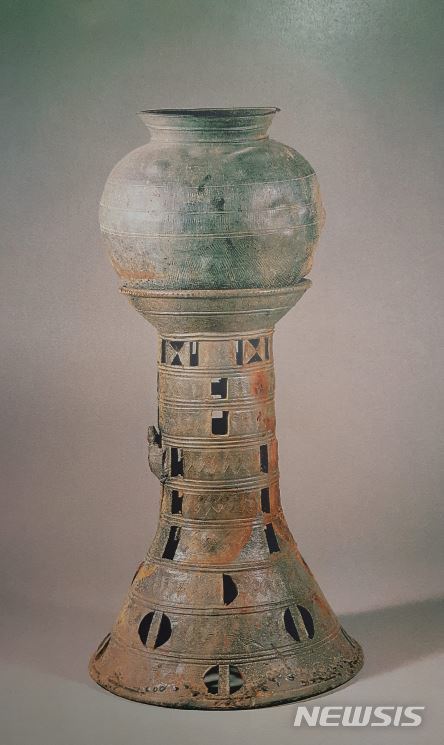 [서울=뉴시스] 부산 복천동 11호분 출토 도기 거북장식 원통형 기대 및 단경호.(사진=문화재청 제공) 2019.12.31 photo@newsis.com