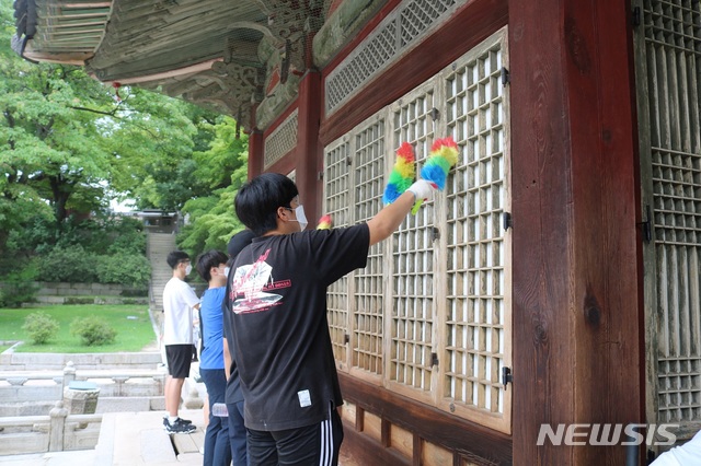 [서울=뉴시스] 서울 종로구의 '2019 청소년 여름방학 자원봉사 프로그램'에서 문화재 환경정비 활동을 하는 모습. (사진=서울 종로구 제공) 2019.12.31. 