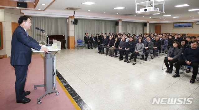 [청주=뉴시스]강신욱 기자 = 한범덕 충북 청주시장이 31일 오후 청주시청 대회의실에서 열린 2019년 종무식에서 인사말을 하고 있다. (사진=청주시 제공) 2019.12.31. photo@newsis.com  