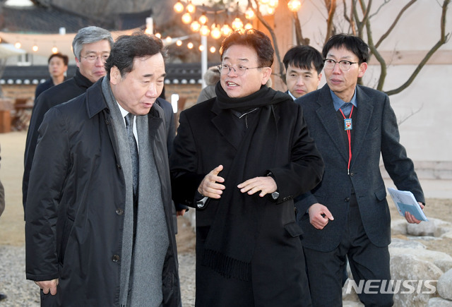 [안동=뉴시스] 이낙연 국무총리가 31일 문경 화수헌을 방문해 이철우 경북도지사가 안내하고 있다. (사진=경북도 제공) 2019.12.31