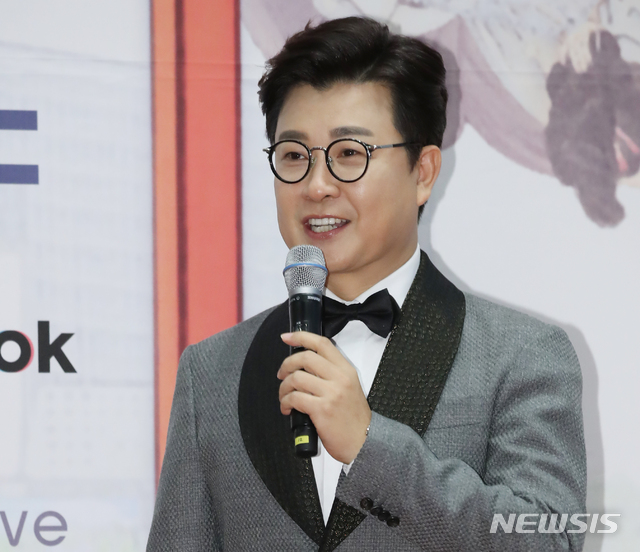 [서울=뉴시스]조수정 기자 = 2019 MBC 연기대상 시상식이 열린 지난해 12월30일 오후 서울 상암동 MBC미디어센터에서 MC를 맡은 아나운서 김성주가 레드카펫으로 들어서며 인사하고 있다. 2019.12.30. chocrystal@newsis.com