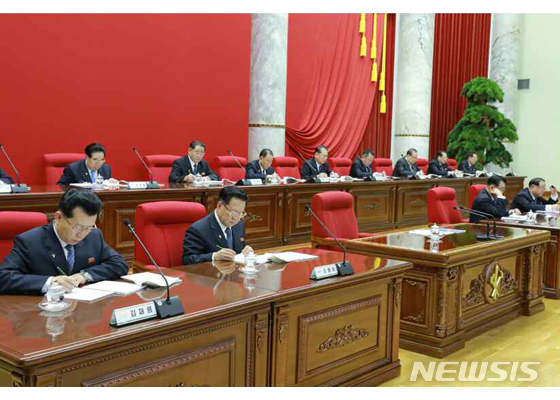 [서울=뉴시스]북한 노동신문은 "조선로동당 중앙위원회 제7기 제5차 전원회의 3일째인 30일에도 진행되었고 이날 김정은 조선로동당 위원장은 전원회의에서 7시간이라는 오랜 시간에 걸쳐 조선로동당 중앙위원회 사업정형과 국가건설, 경제발전, 무력건설과 관련한 종합적인 보고를 하였다"고 31일 보도했다. (사진=노동신문 캡처) 2019.12.31.&nbsp; photo@newsis.com 