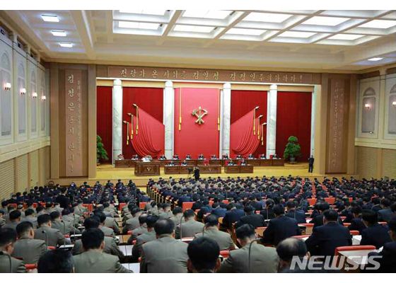 [서울=뉴시스]북한 노동신문은 "조선로동당 중앙위원회 제7기 제5차 전원회의 3일째인 30일에도 진행되었고 이날 김정은 조선로동당 위원장은 전원회의에서 7시간이라는 오랜 시간에 걸쳐 조선로동당 중앙위원회 사업정형과 국가건설, 경제발전, 무력건설과 관련한 종합적인 보고를 하였다"고 31일 보도했다. (사진=노동신문 캡처) 2019.12.31.&nbsp; photo@newsis.com 