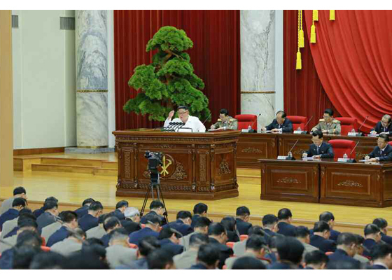 [서울=뉴시스]북한 노동신문은 "조선로동당 중앙위원회 제7기 제5차 전원회의 3일째인 30일에도 진행되었고 이날 김정은 조선로동당 위원장은 전원회의에서 7시간이라는 오랜 시간에 걸쳐 조선로동당 중앙위원회 사업정형과 국가건설, 경제발전, 무력건설과 관련한 종합적인 보고를 하였다"고 31일 보도했다. (사진=노동신문 캡처) 2019.12.31.&nbsp; photo@newsis.com 