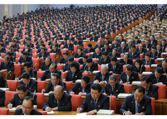 [서울=뉴시스]북한 노동신문은 "조선로동당 중앙위원회 제7기 제5차 전원회의가 3일째인 30일에도 진행되었고 이날 김정은 조선로동당 위원장은 전원회의에서 7시간이라는 오랜 시간에 걸쳐 조선로동당 중앙위원회 사업정형과 국가건설, 경제발전, 무력건설과 관련한 종합적인 보고를 하였다"고 31일 보도했다. (사진=노동신문 캡처) 2019.12.31.&nbsp; photo@newsis.com 