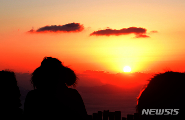 [남해=뉴시스]차용현 기자 = 2019년 기해년(己亥年) 마지막 날인 31일 오전 경남 남해군 이동면 금산(한려해상국립공원) 정상에서 바라본 남해바다위로 붉은 태양이 힘차게 떠오르고 있다. 올해는 경색된 남북관계, 경기침체 등으로 어려운 한 해였지만 밝아오는 2020년 경자년(庚子年)에는 대한민국의 저력이 세계로 뻗어 나가는 한 해가 되길 희망한다. 2019.12.31. con@newsis.com