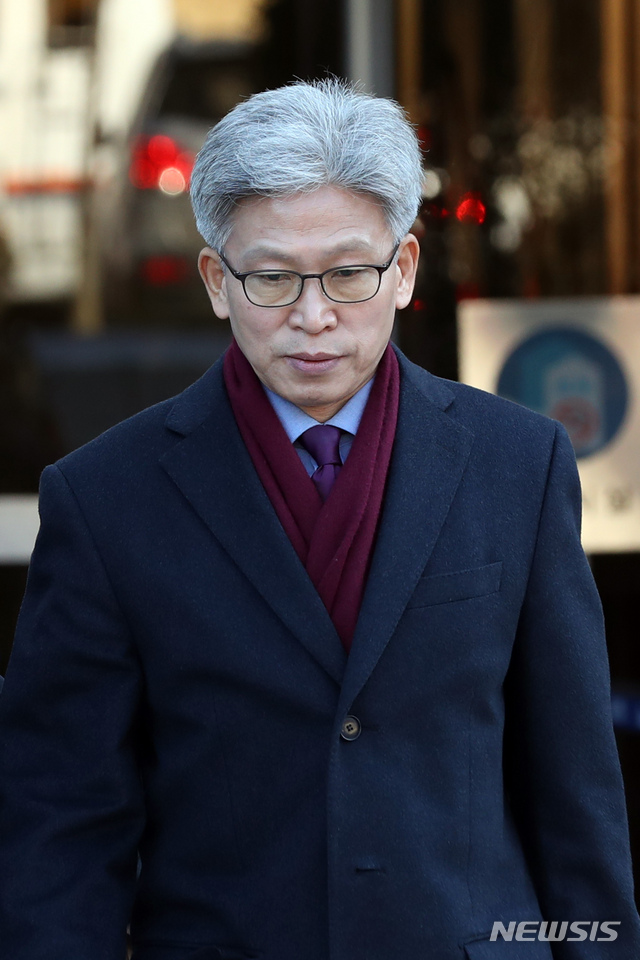 [서울=뉴시스]이윤청 기자 = 지난해 지방선거 당시 송철호 울산시장의 당선을 돕는 과정에서 선거법을 위반한 혐의 등을 받고 있는 송병기 울산시 경제부시장이 31일 오후 서울 서초구 서울중앙지방법원에서 구속 전 피의자 심문(영장실질심사)을 마치고 법원을 나서고 있다. 2019.12.31.&nbsp; radiohead@newsis.com