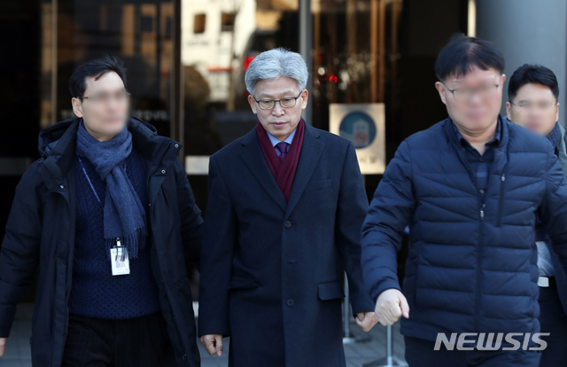 [서울=뉴시스]이윤청 기자 = 지난해 지방선거 당시 송철호 울산시장의 당선을 돕는 과정에서 선거법을 위반한 혐의 등을 받고 있는 송병기 울산시 경제부시장이 31일 오후 서울 서초구 서울중앙지방법원에서 구속 전 피의자 심문(영장실질심사)을 마치고 법원을 나서고 있다. 송 부시장에 대한 구속 여부는 이날 밤늦게 결정될 전망이다. 2019.12.31.&nbsp; radiohead@newsis.com