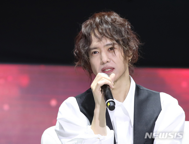 [서울=뉴시스]조수정 기자 = 가수 양준일이 31일 오후 서울 세종대학교 대양홀에서 팬미팅 '양준일의 선물'을 앞두고 열린 기자간담회에서 인사하고 있다. 양준일은 1991년 데뷔해 '가나다라마바사' '댄스 위드 미 아가씨' '리베카' 등의 히트곡을 남겼다. 90년대 음악방송을 들려주는 유튜브 '온라인 탑골공원'에서 탑골 GD로 불리고 '투유 프로젝트-슈가맨3'에 출연하며 최근 다시 주목받았다. 2019.12.31. chocrystal@newsis.com