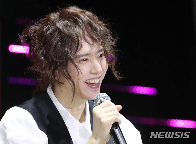 [서울=뉴시스]조수정 기자 = 가수 양준일이 31일 오후 서울 세종대학교 대양홀에서 팬미팅 '양준일의 선물'을 앞두고 열린 기자간담회에서 인사하고 있다. 양준일은 1991년 데뷔해 '가나다라마바사' '댄스 위드 미 아가씨' '리베카' 등의 히트곡을 남겼다. 90년대 음악방송을 들려주는 유튜브 '온라인 탑골공원'에서 탑골 GD로 불리고 '투유 프로젝트-슈가맨3'에 출연하며 최근 다시 주목받았다. 2019.12.31. chocrystal@newsis.com