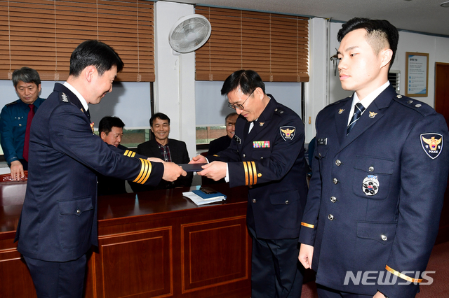 [남해=뉴시스]차용현 기자 = 31일 오후 경남 남해경찰서 김동욱 서장(왼쪽)이 서내 2층 회의실에서 개최된 승진임용식에 참석해 박형준 경감과 김태형 경장(오른쪽)에게 임용장을 수여하고 있다. 2019.12.31.&nbsp; con@newsis.com