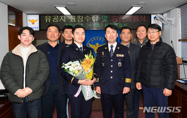 [남해=뉴시스]차용현 기자 = 31일 오후 경남 남해경찰서 김동욱 서장(오른쪽 네번째)이 서내 2층 회의실에서 열린 승진임용식에 참석해 이날 승진한 김태형 경장(왼쪽 네번째)을 비롯한 수사과 직원들과 기념촬영을 하고 있다. 2019.12.31.&nbsp; con@newsis.com