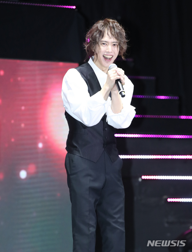 [서울=뉴시스]조수정 기자 = 가수 양준일이 31일 오후 서울 세종대학교 대양홀에서 팬미팅 '양준일의 선물'을 앞두고 열린 기자간담회에서 인사하고 있다. 양준일은 1991년 데뷔해 '가나다라마바사' '댄스 위드 미 아가씨' '리베카' 등의 히트곡을 남겼다. 90년대 음악방송을 들려주는 유튜브 '온라인 탑골공원'에서 탑골 GD로 불리고 '투유 프로젝트-슈가맨3'에 출연하며 최근 다시 주목받았다. 2019.12.31. chocrystal@newsis.com