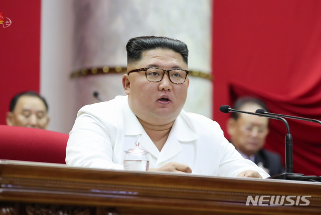 [서울=뉴시스] 북한 조선중앙TV는 조선로동당 중앙위원회 제7기 제5차 전원회의 3일회의가 30일에 계속 진행 되었다고 31일 보도했다. 조선로동당 김정은 위원장이 1일회의, 2일회의에 이어 보고를 계속했다고 방송했다. 2019.12.31. (사진=조선중앙TV 캡쳐)&nbsp; photo@newsis.com 