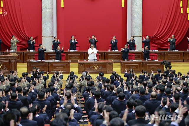 [서울=뉴시스] 북한 조선중앙TV는 조선로동당 중앙위원회 제7기 제5차 전원회의 3일회의가 30일에 계속 진행 되었다고 31일 보도했다. 조선로동당 김정은 위원장이 1일회의, 2일회의에 이어 보고를 계속했다고 방송했다. 2019.12.31. (사진=조선중앙TV 캡쳐) photo@newsis.com 