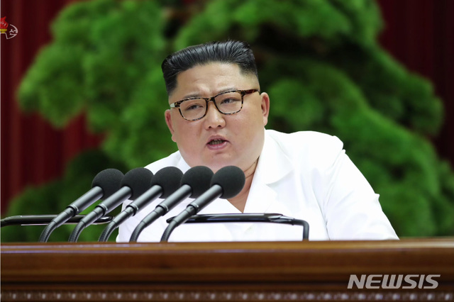 [서울=뉴시스] 북한 조선중앙TV는 조선로동당 중앙위원회 제7기 제5차 전원회의 3일회의가 지난해 12월 30일에 계속 진행 되었다고 31일 보도했다. 조선로동당 김정은 위원장이 1일회의, 2일회의에 이어 보고를 계속했다고 방송했다. 2019.12.31. (사진=조선중앙TV 캡쳐) photo@newsis.com 