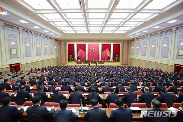 [서울=뉴시스] 북한 조선중앙TV는 조선로동당 중앙위원회 제7기 제5차 전원회의 3일회의가 30일에 계속 진행 되었다고 31일 보도했다. 조선로동당 김정은 위원장이 1일회의, 2일회의에 이어 보고를 계속했다고 방송했다. 2019.12.31. (사진=조선중앙TV 캡쳐)&nbsp; photo@newsis.com 